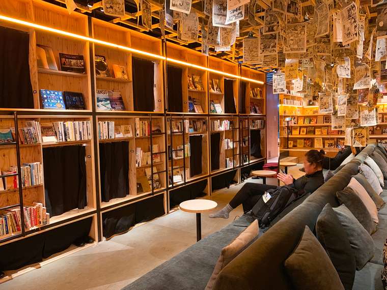 「BOOK AND BED TOKYO SHINJUKU」新宿歌舞伎町　ホテル　本屋