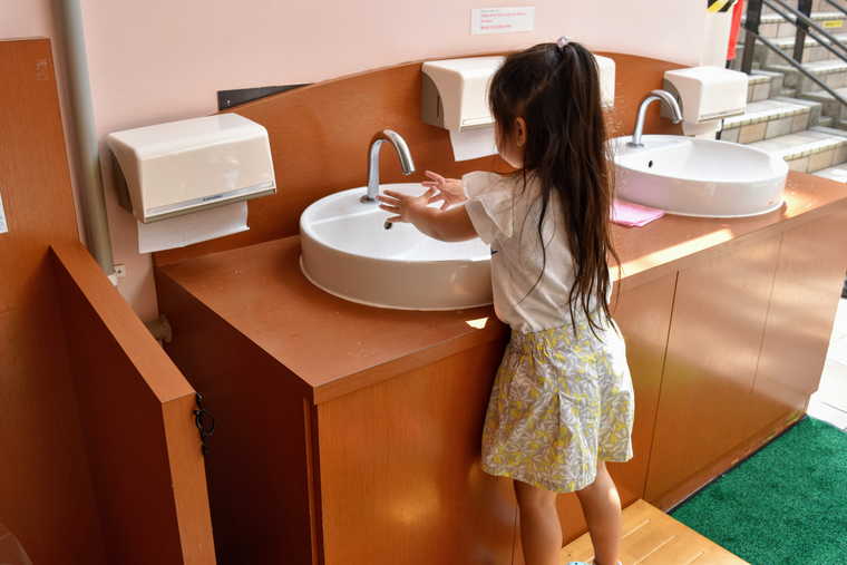 シャトレーゼ白州工場 アイス試食コーナーの洗面台