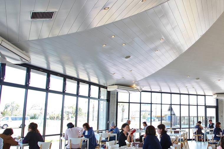 カフェ&リストランテとっチーノの店内