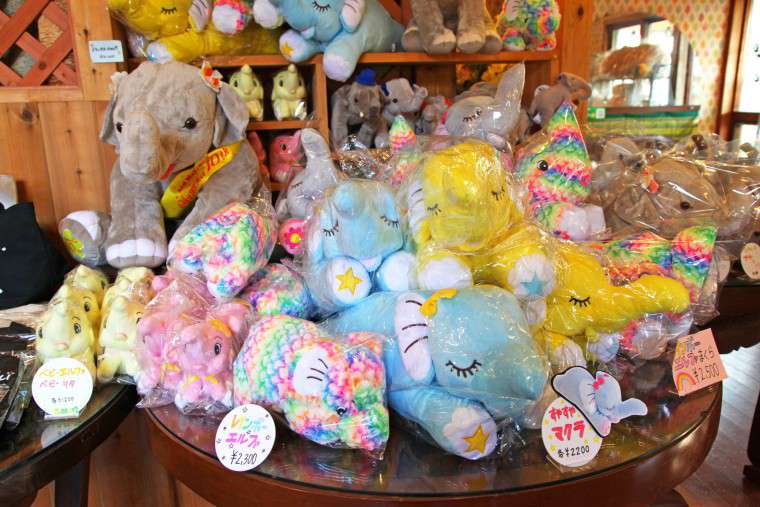 ギフトショップで販売されているゾウのぬいぐるみ