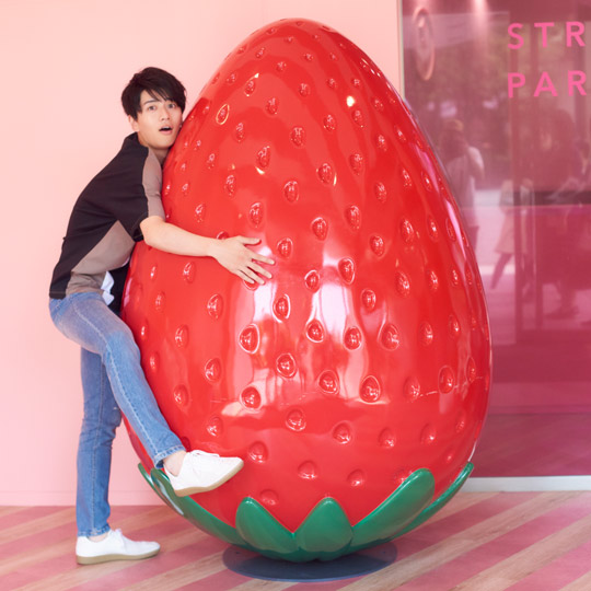 イチゴのオブジェの前で