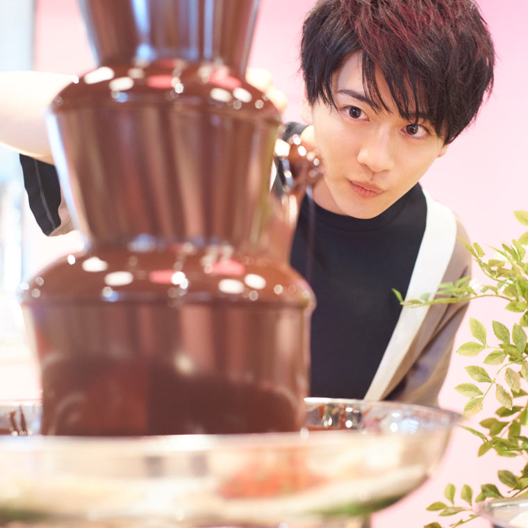 スイーツビュッフェでチョコレートフォンデュ