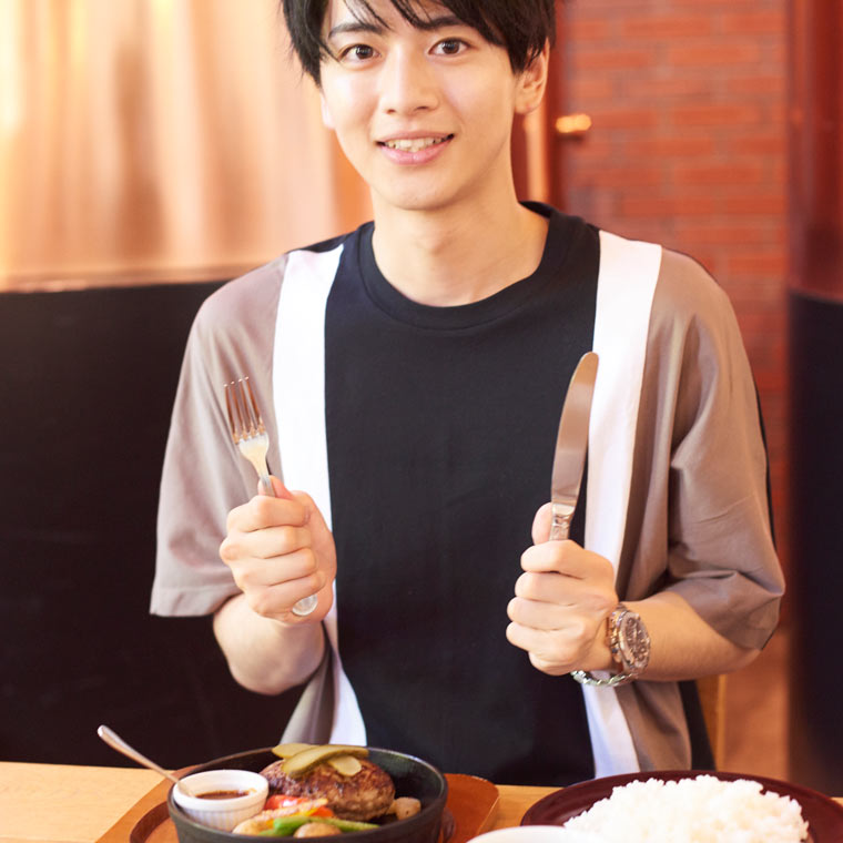 ランチはビール工場の敷地内にあるレトロな雰囲気のレストランで