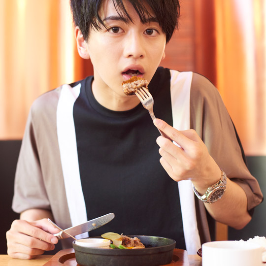 黒豚と黒毛和牛のハンバーグをほおばる