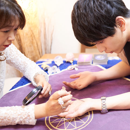 手相を見てもらう