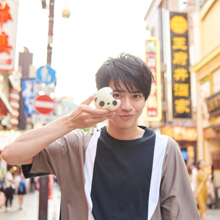 パンダまんを食べながら中華街をぶらぶら