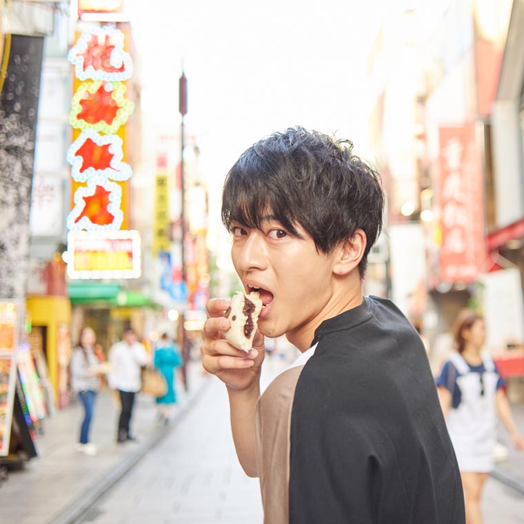 パンダまんを食べながら中華街をぶらぶら02