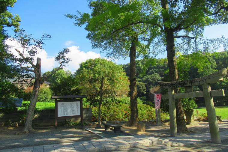 梅花の宴が催されたとされる坂本八幡宮