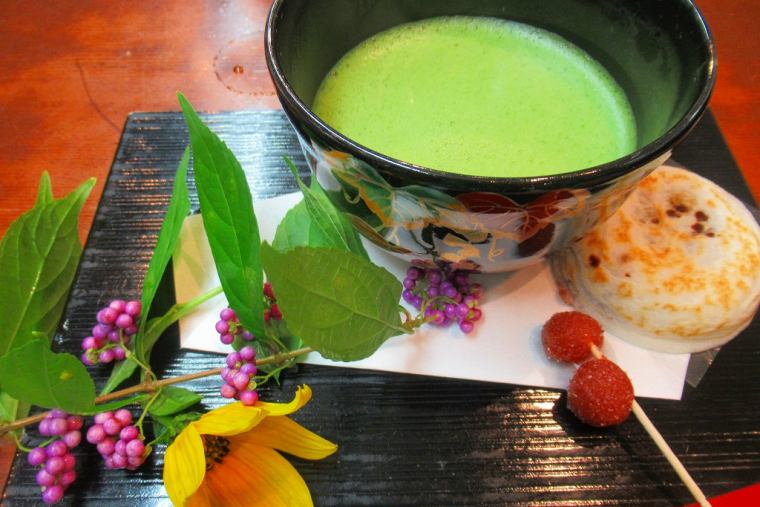 梅ケ枝餅がついた抹茶セット