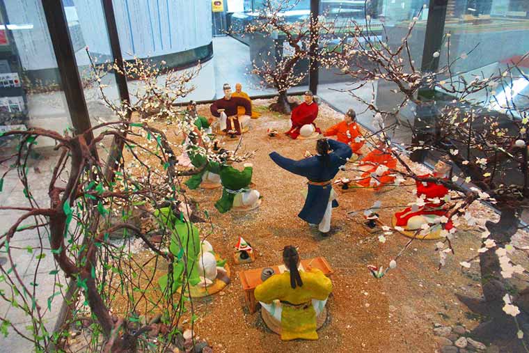 「梅花の宴」を再現した博多人形