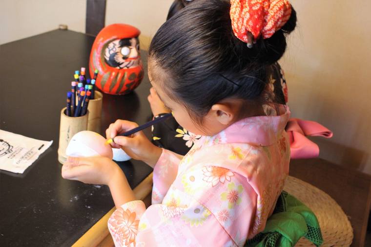 日光江戸村 だるまの絵付け