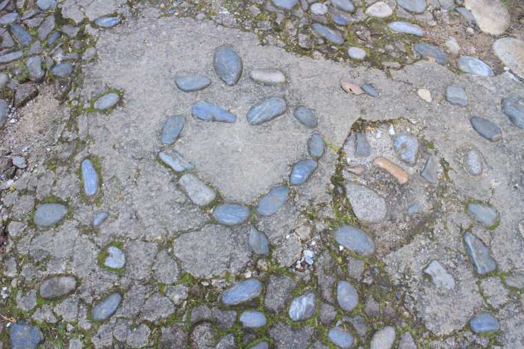 石畳の途中にはハートの石