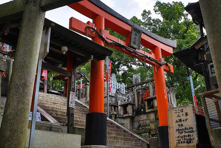 末広大神と信仰を集めている一ノ峰上社