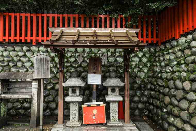 伏見稲荷大社のおもかる石