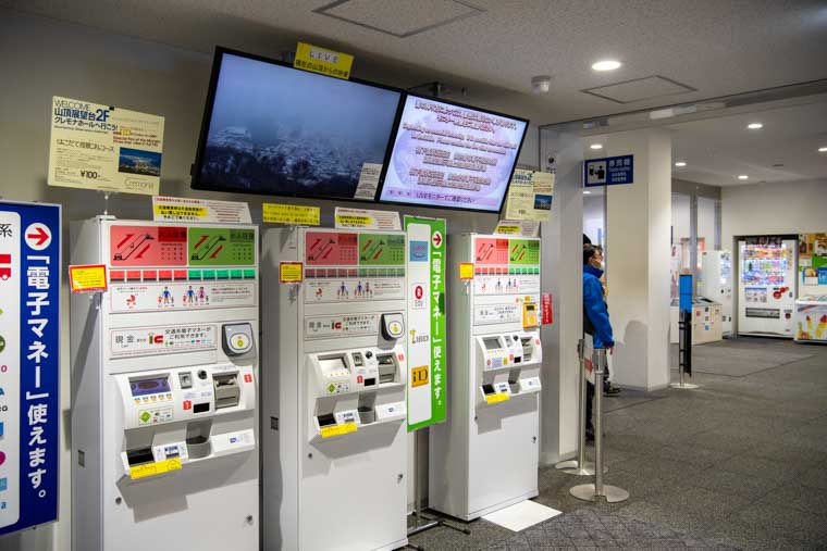 山麓駅1階のチケット売り場