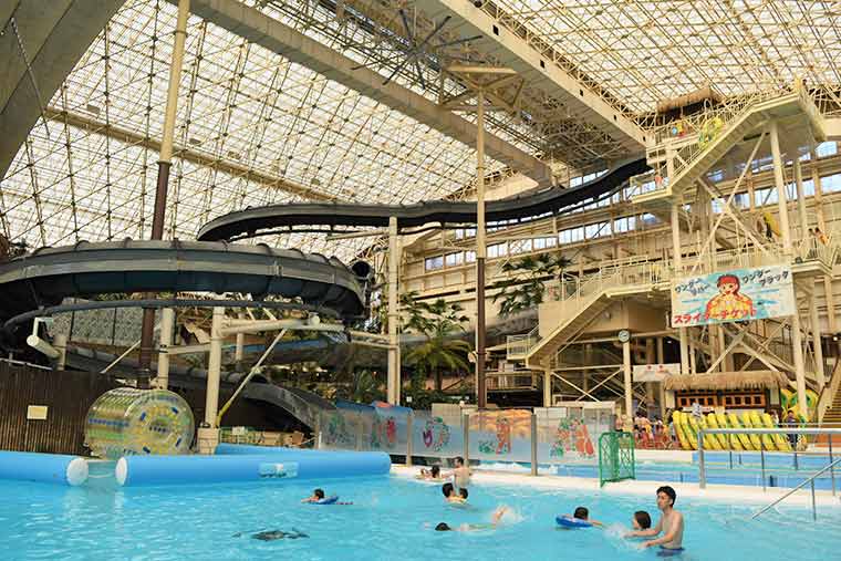 スパリゾートハワイアンズ　全天候型の大ドーム「ウォーターパーク」