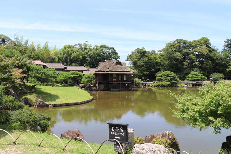玄宮園内の築山にある、趣のある建物は鳳翔台