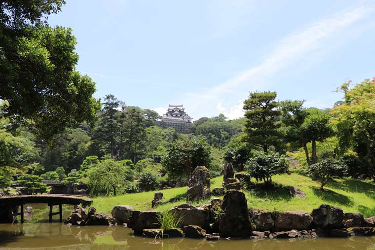 園内北側にある船着跡は、遠くに彦根城天守を望むことができる撮影スポット