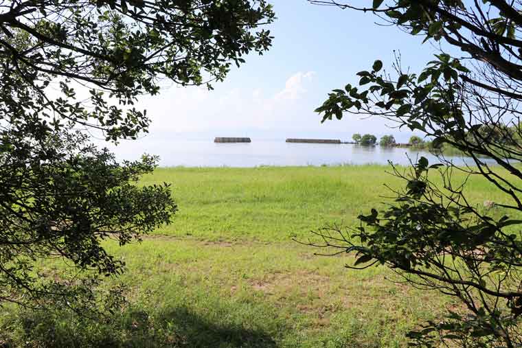 カフェの窓から琵琶湖