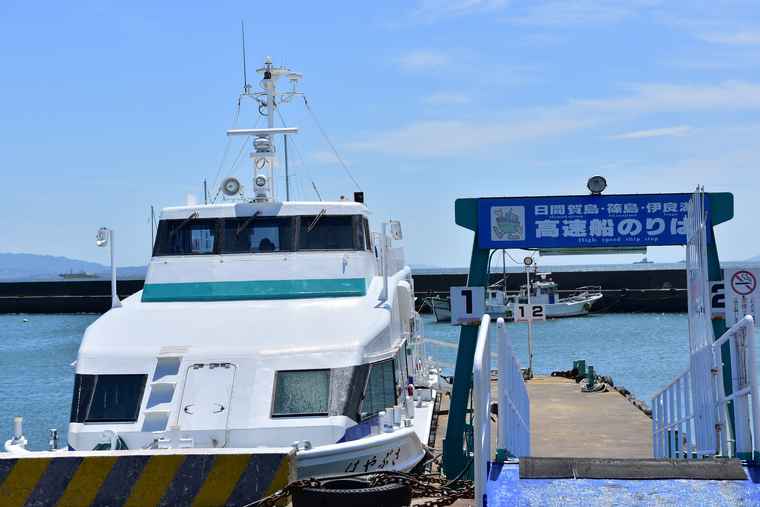 日間賀島へ渡る高速船