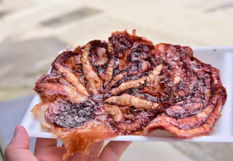 日間賀島 鈴円本舗のたこ姿焼き