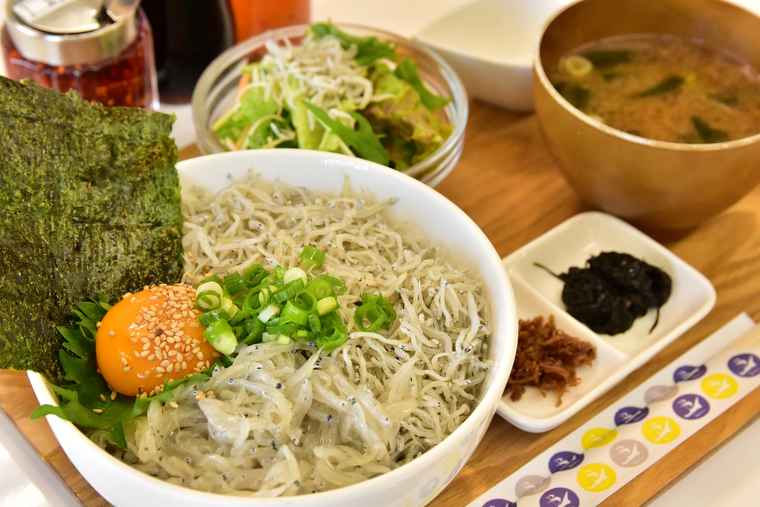 日間賀島 島カフェBarca「しらす屋さんの生しらす丼」