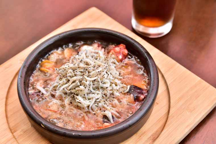 日間賀島 島バル daitomeのたことしらすのアヒージョ