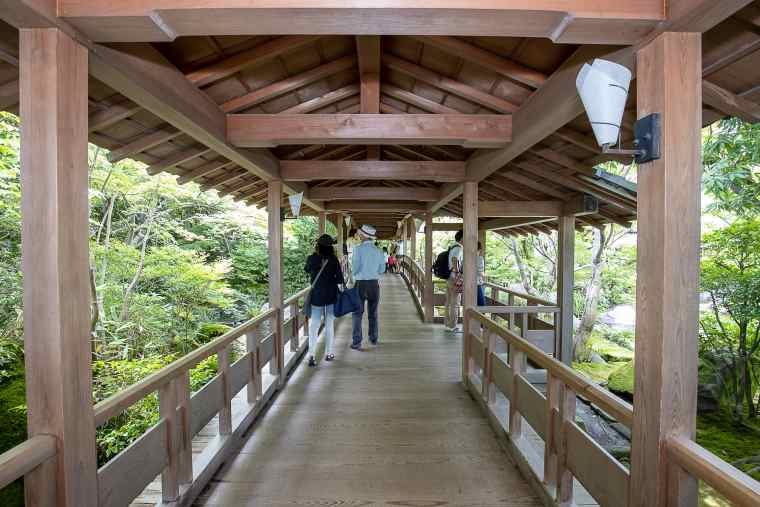 好古園のレストラン「活水軒」からつながる渡り廊下