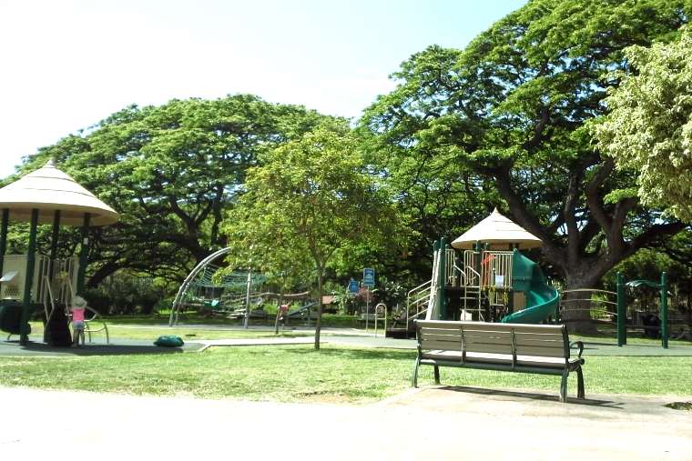 ホノルル動物園の遊具もある広場