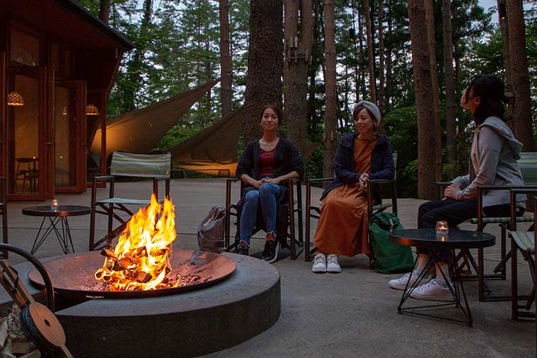 森の中で風を感じながら、時間を忘れて過ごす