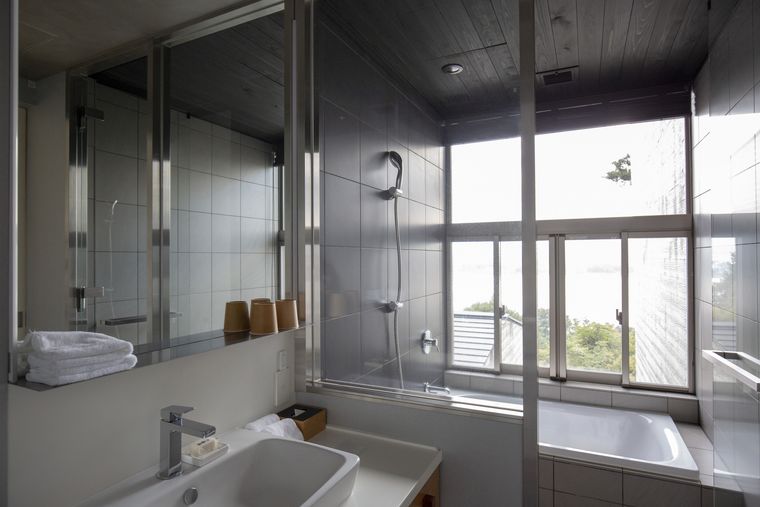 星のや富士 キャビン内のバスルーム