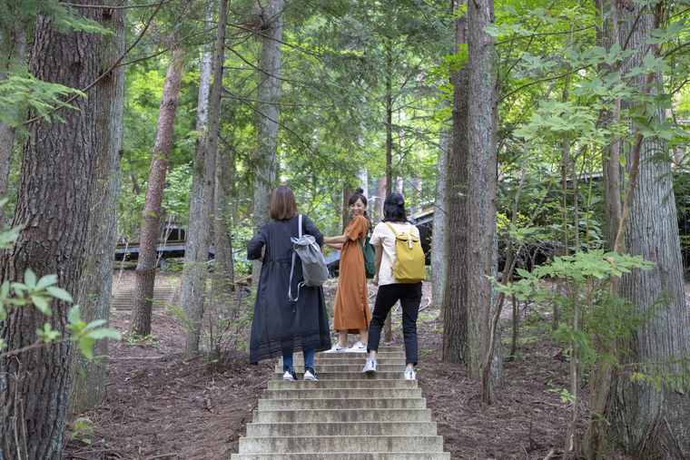 星のや富士のクラウドテラスへ向かう階段