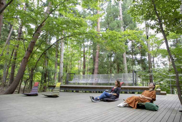 星のや富士の木漏れ日デッキにある座椅子