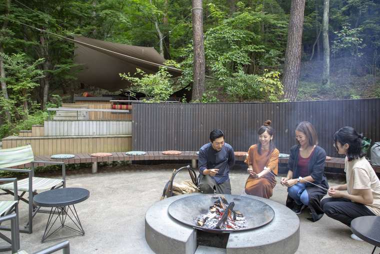 星のや富士の焚き火ラウンジ