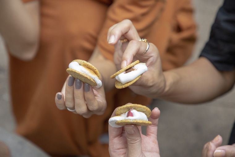 焚き火ラウンジで焼いたスモア