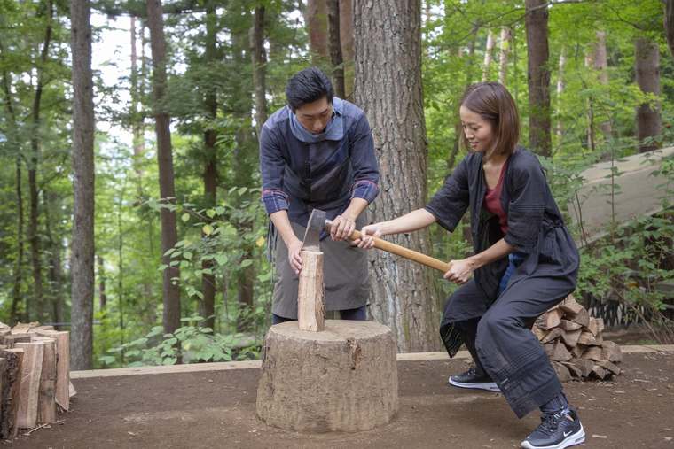 星のや富士のクラウドテラスで体験できる薪割り