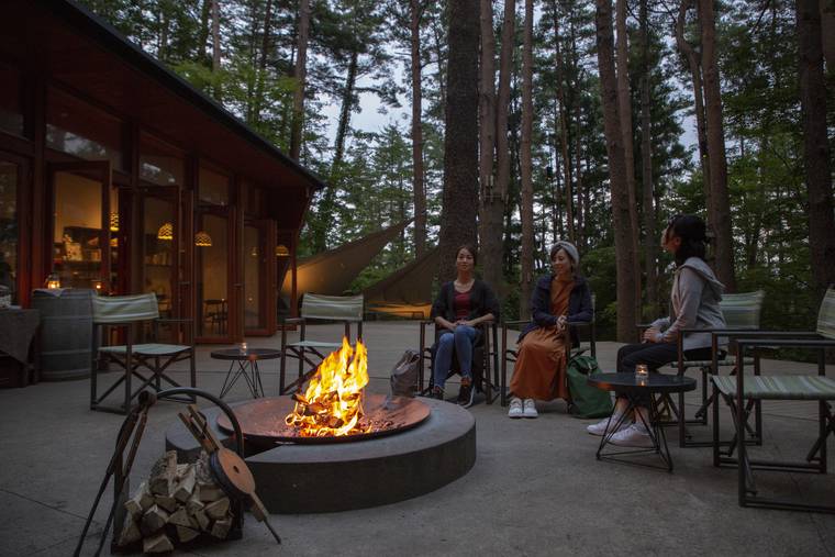 夜の焚き火ラウンジ