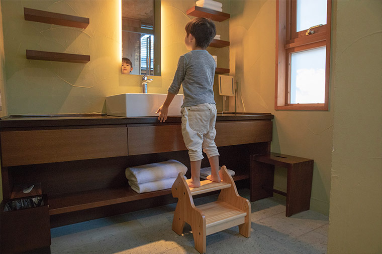 星のや軽井沢　洗面台と子ども用の台