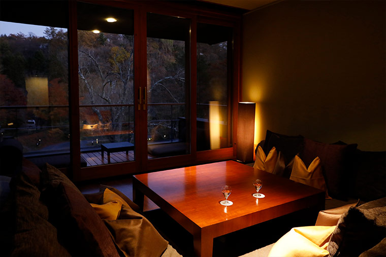 星のや軽井沢　リビングから見る夜景