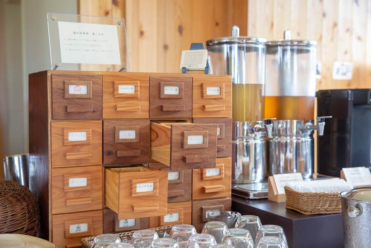 24時間常備の命草茶やおやつを堪能