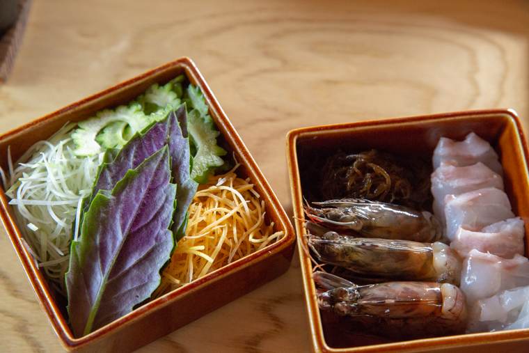 具材は沖縄の野菜や車エビ