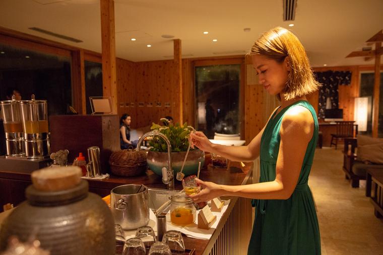 ゆんたくラウンジでは無料で泡盛カクテルを提供