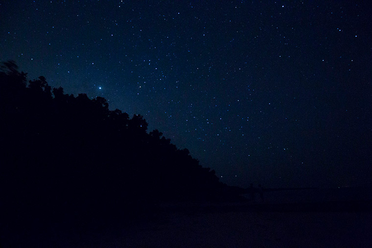 見晴台や芝生で星空保護区の満天の星を
