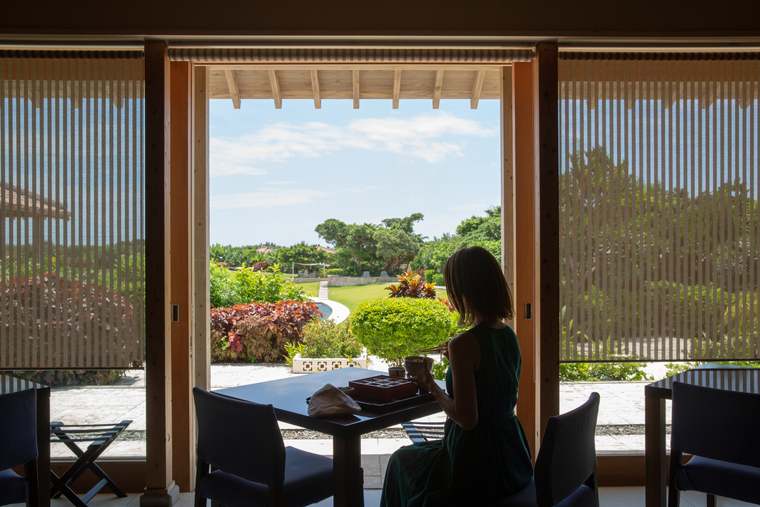 朝日が差し込むダイニングで朝食