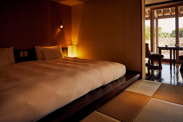 キングサイズのベッドを配したベッドルーム