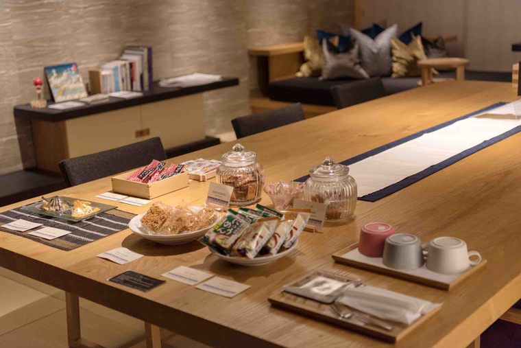 星のや東京　「お茶の間ラウンジ」　お菓子や夜食