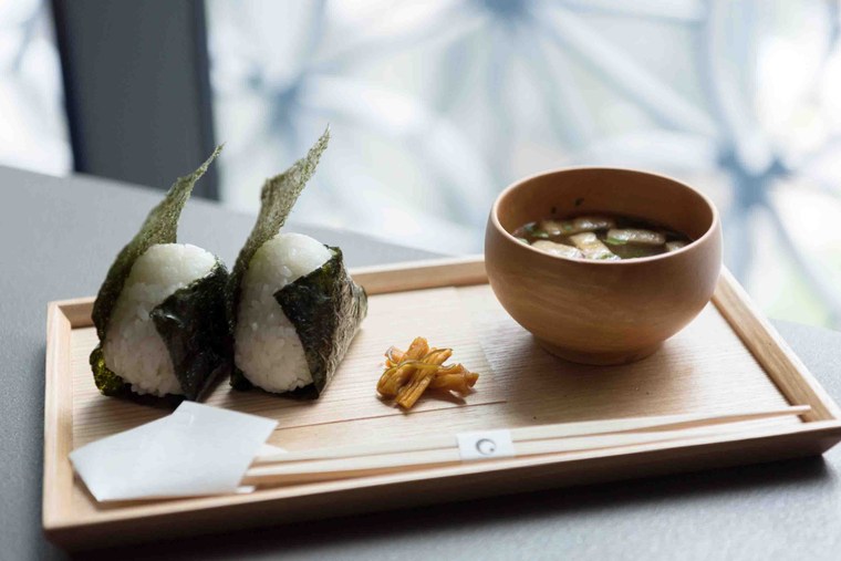 星のや東京　「お茶の間ラウンジ」　おむすび