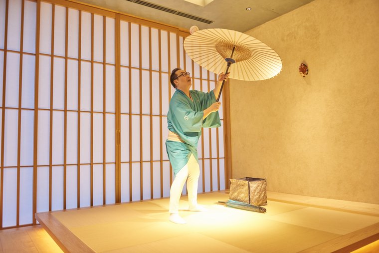 星のや東京　ラウンジ　傘回し