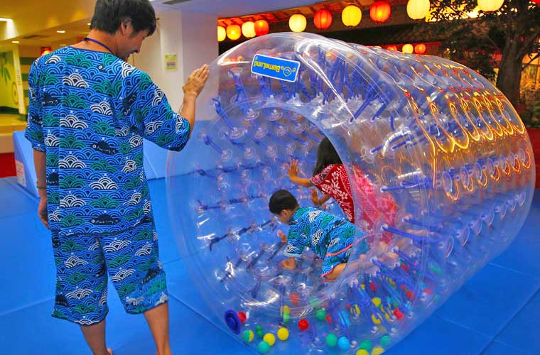 ホイールに入って転がる「サイバーホール」