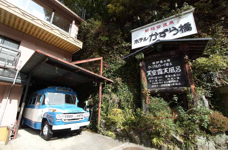 ホテルかずら橋入り口側の看板とボンネットバス